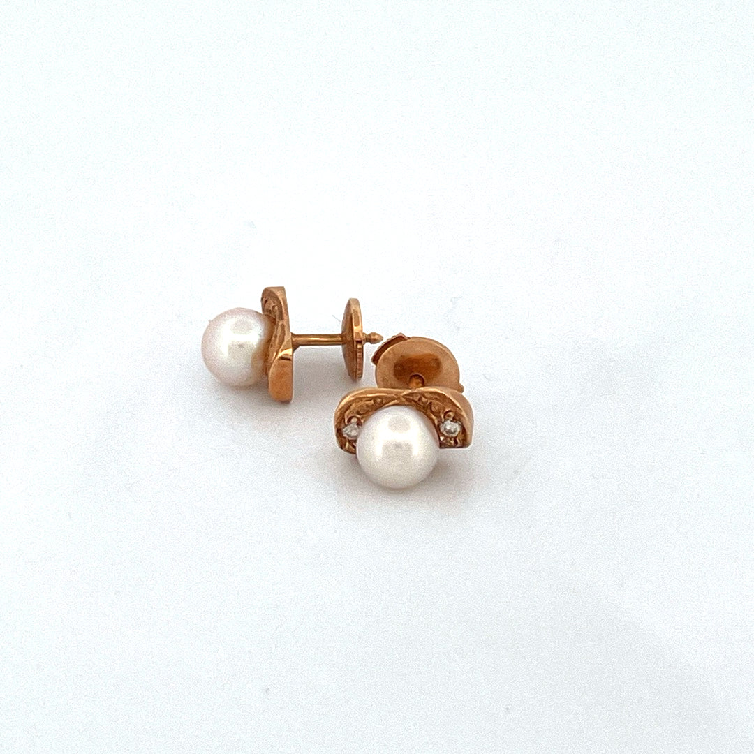 Boucles d'oreilles clous en perles avec gravures.