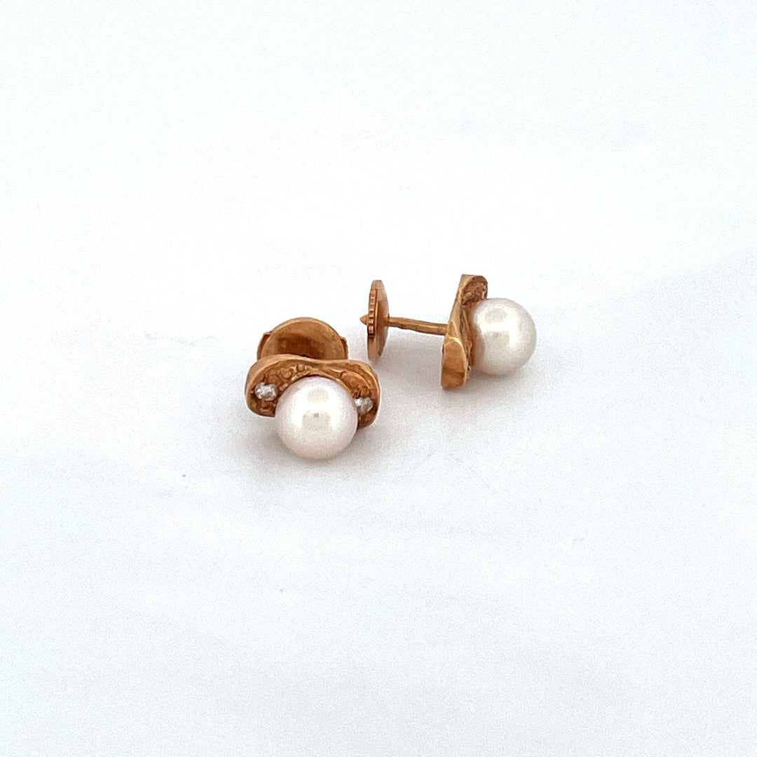 Boucles d'oreilles clous en perles avec gravures.