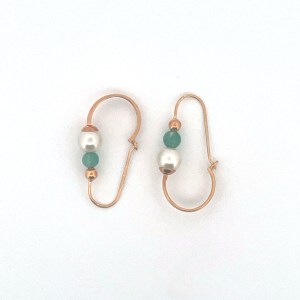 Boucles d'oreilles dormeuse avec 3 perles.