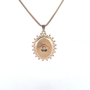 Chaîne serpentine avec une médaille gravée ainsi qu'une fleur soudée et une perle centrale.