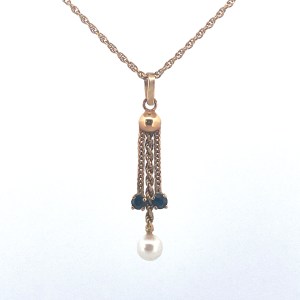 Chaîne double forçat, avec un pendentif constitué de trois chaînettes.