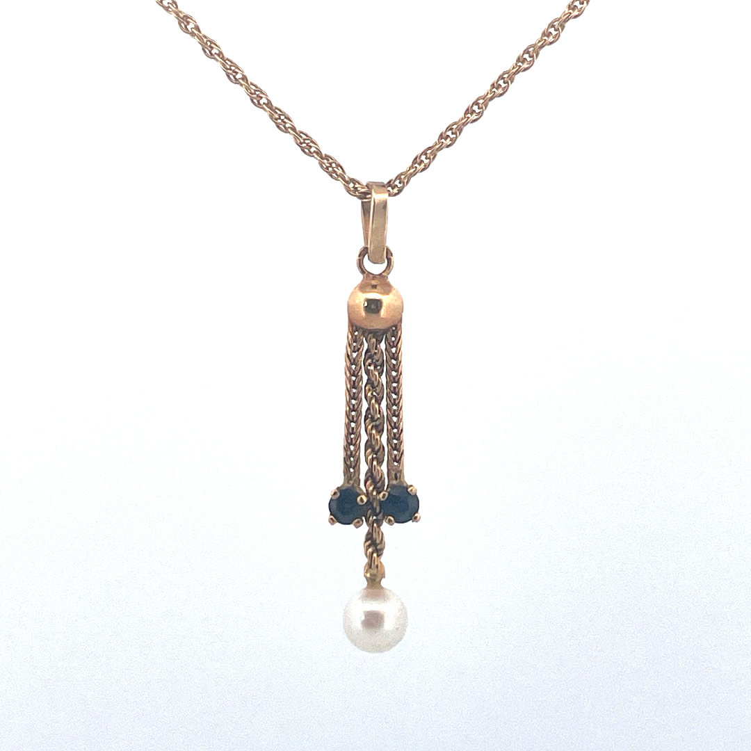 Chaîne double forçat, avec un pendentif constitué de trois chaînettes.