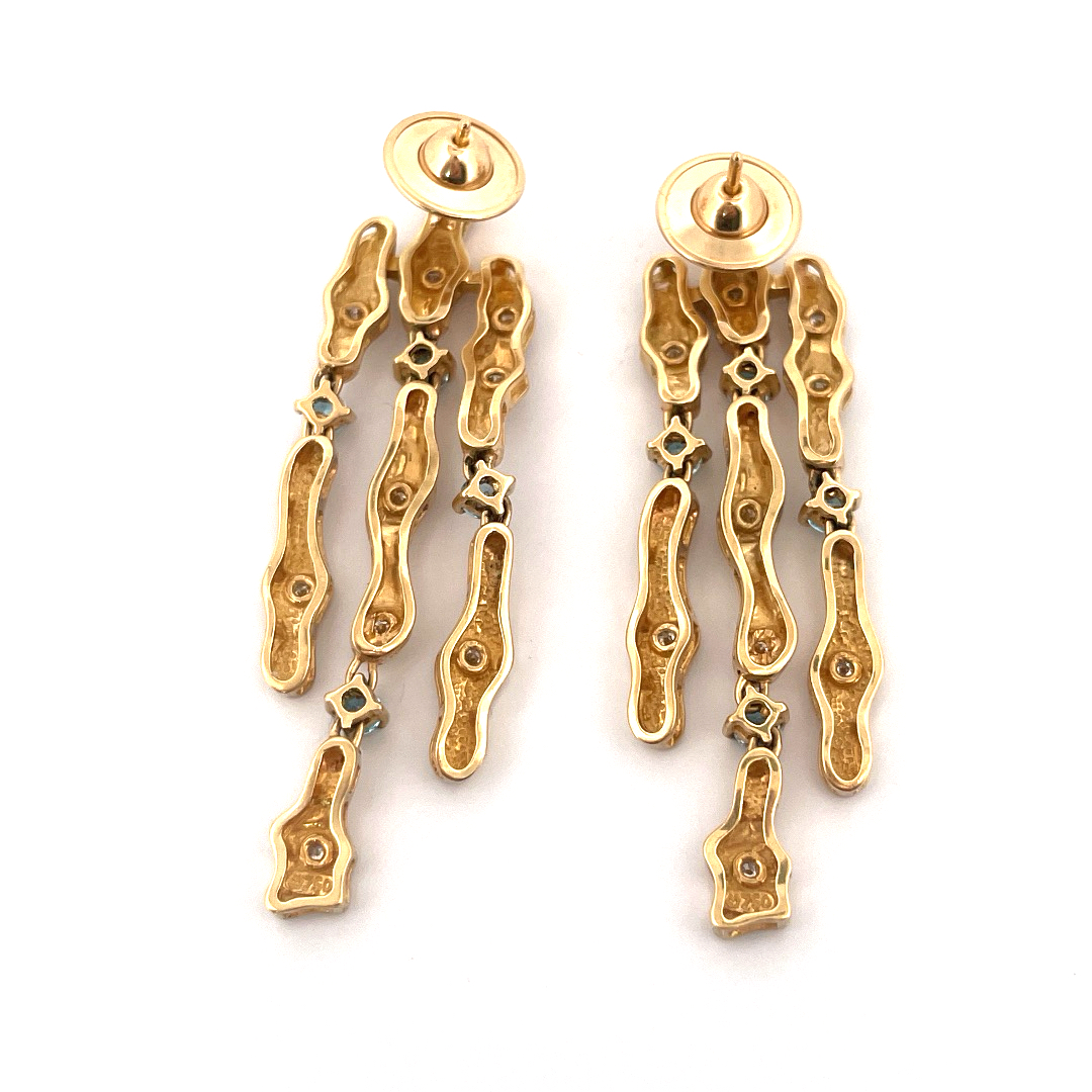 Boucles d’oreilles pendantes qui allient élégance contemporaine et savoir-faire artisanal. – Image 2