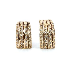 Paire de boucles d’oreilles clipsées (ou dormeuses), de style contemporain.