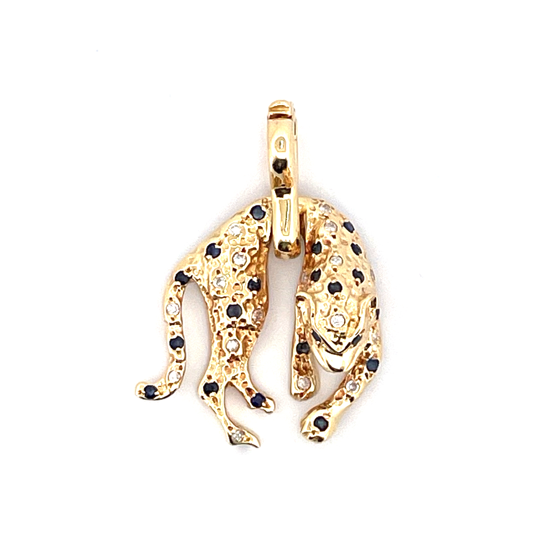 Pendentif en or jaune 750 représente deux panthères stylisées, dont les corps s'entrelacent avec élégance.