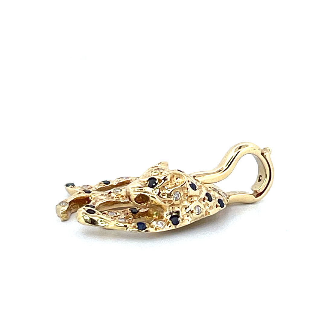 Pendentif en or jaune 750 représente deux panthères stylisées, dont les corps s'entrelacent avec élégance. – Image 3