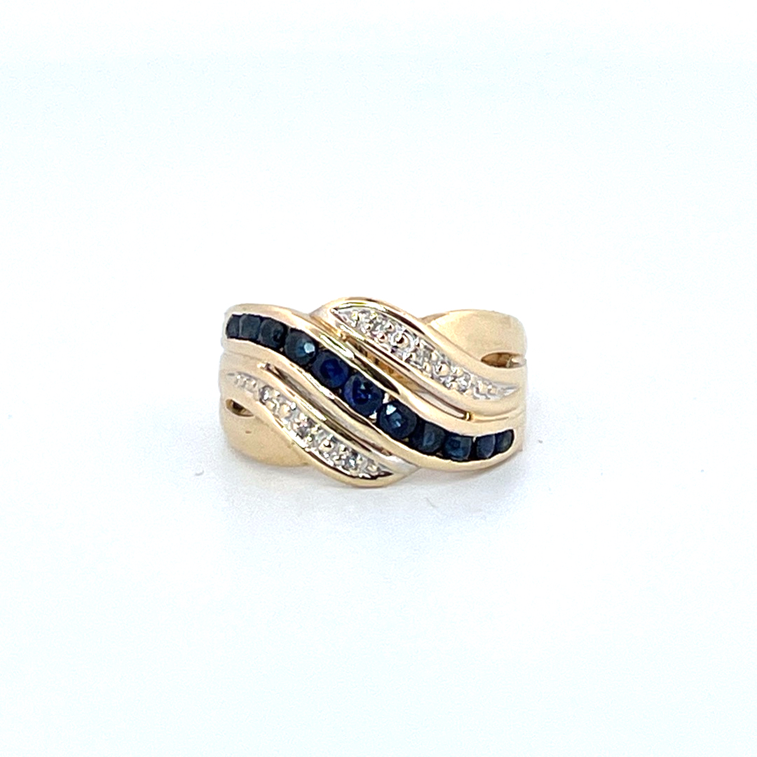 Bague aux courbes ondoyantes évoque le mouvement fluide des vagues sous la lumière du soleil