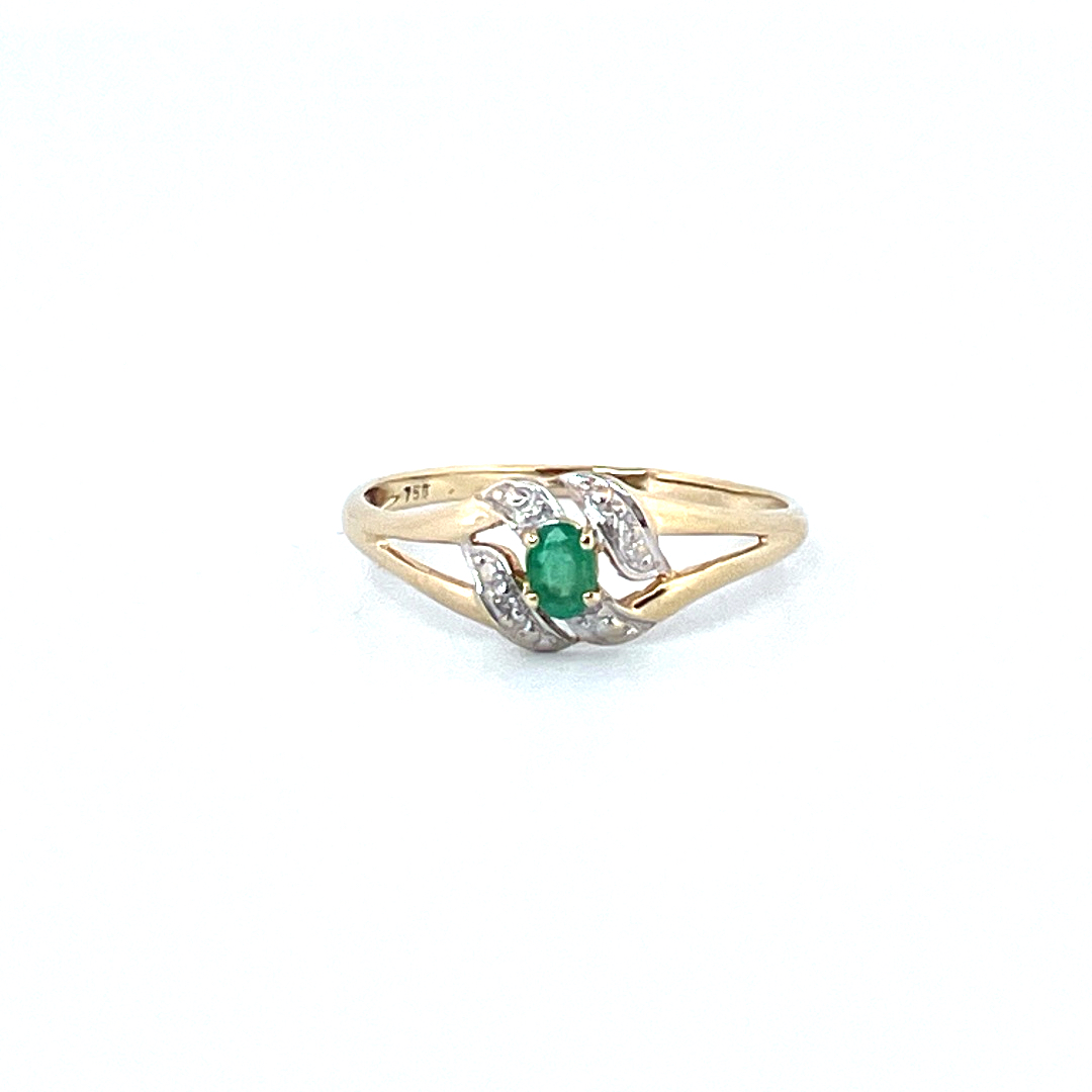 Délicate bague avec une émeraude centrale en bon état