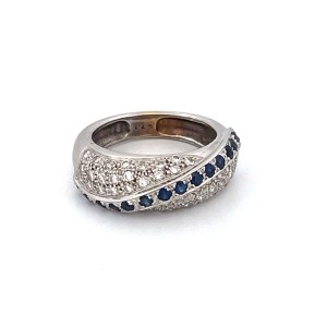 Bague jonc évidé avec pavage.