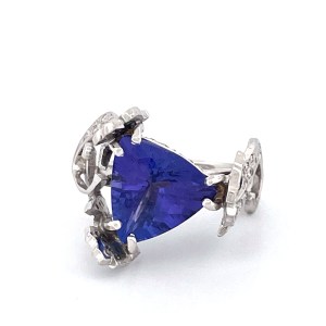 Bague avec trois hippocampes en serti pavé